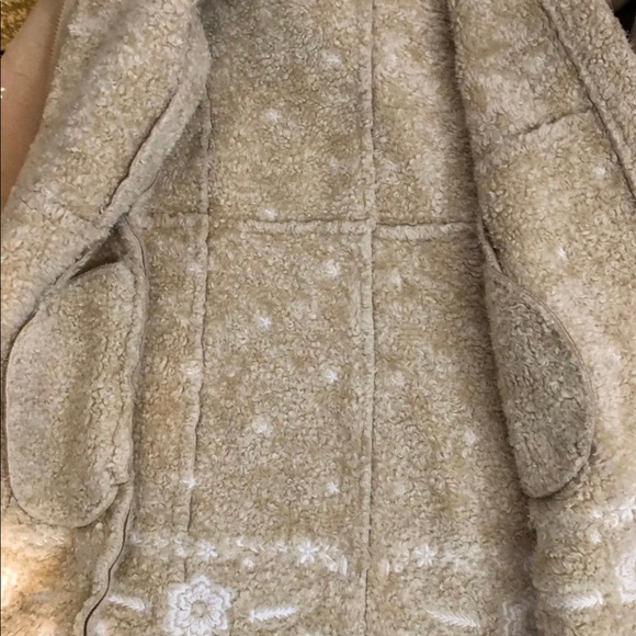 SOLD Vintage Embroidered Sherpa Coat - Picture 4 of 6